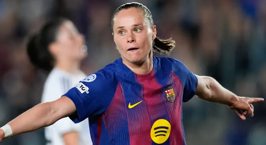 Piłkarka FC Barcelona w akcji, być może na drodze do zdobycia złotej piłki kobiet.