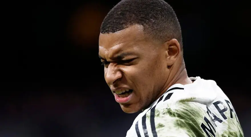 Mbappe z numerem na plecach, skupiony i zacięty podczas meczu.