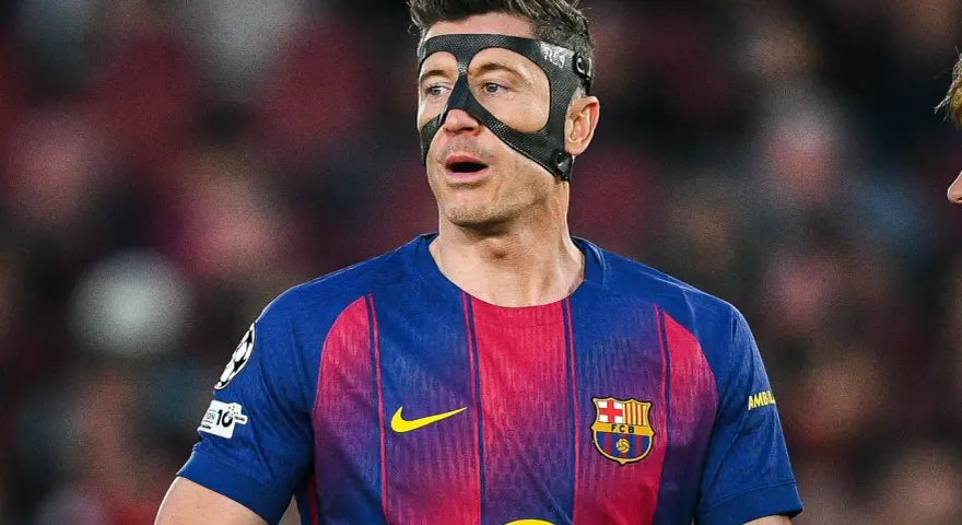 Robert Lewandowski w masce ochronnej, w barwach Barcelony, gotowy do gry dla kadry.