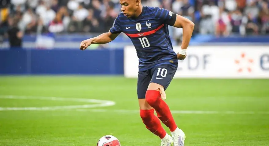 Kylian Mbappé w akcji, kto jest najszybszym piłkarzem na świecie? Jego dynamika na boisku budzi podziw.