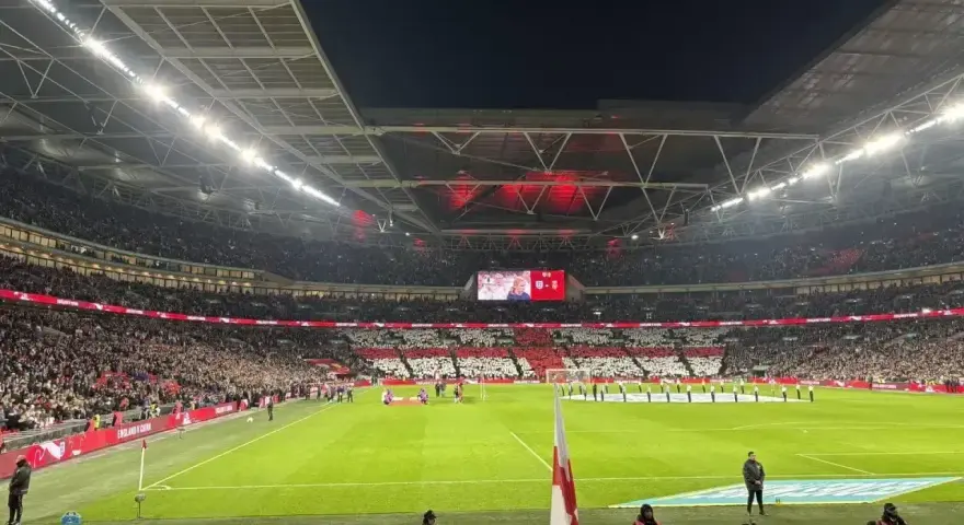 Stadion Wembley podczas meczu, tłumy kibiców tworzą biało-czerwone mozaiki. Emocje jak na najlepszych ligach angielskich.