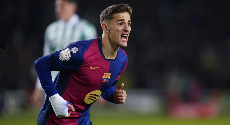 Gavi z zabandażowaną ręką, mimo kontuzji, krzyczy na boisku w barwach FC Barcelony.