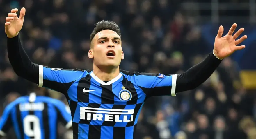 Lautaro Martínez z Interu Mediolan świętuje bramkę w meczu z Atalantą.