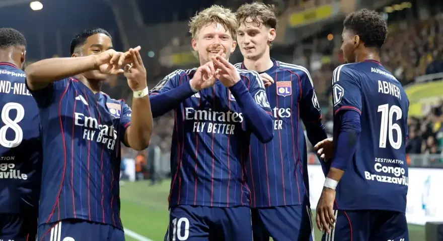 Piłkarze Olympique Lyon świętują zwycięstwo nad OGC Nice. Radość na twarzach zawodników po udanym meczu.