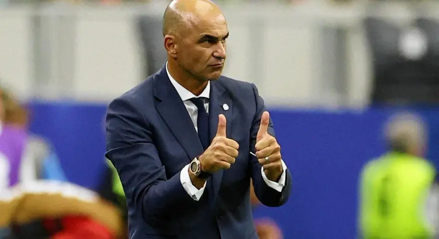 Roberto Martínez, trener Portugalii, pokazuje dwa kciuki w górę, wyrażając aprobatę.