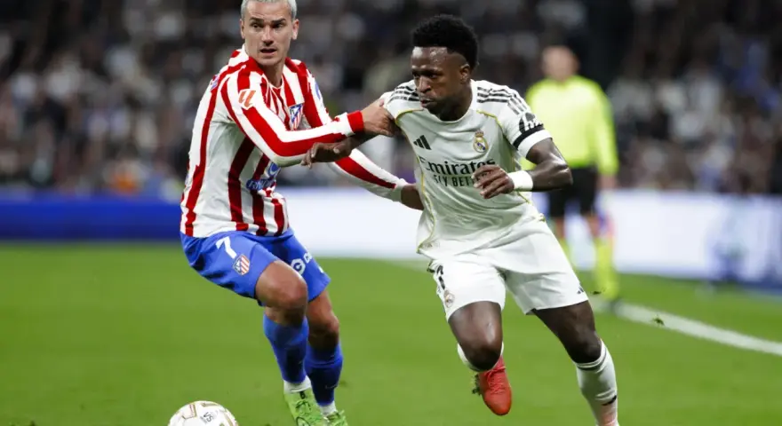 Griezmann z Atletico Madryt walczy o piłkę z Viniciusem z Realu Madryt. Dwa kluby z Madrytu w akcji.