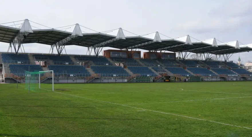 Pusta trybuna i zielona murawa stadionu Siarki Tarnobrzeg czekają na emocje kibiców.