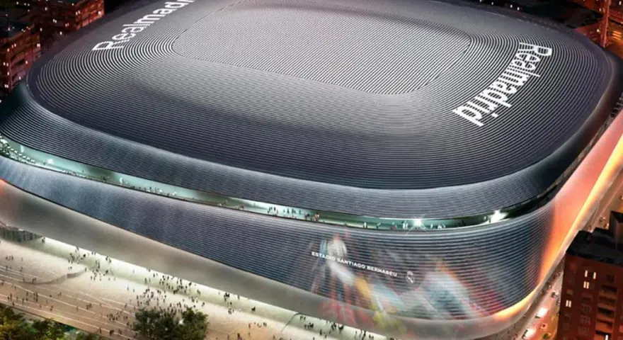 Nowoczesny stadion w Madrycie, Santiago Bernabéu, lśni w nocnym świetle.
