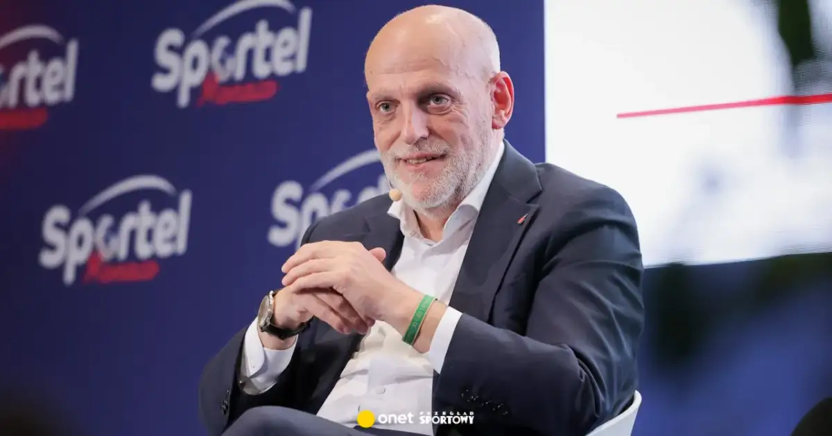 Uśmiechnięty Javier Tebas, prezes La Liga, w garniturze, na tle logo Sportel Forum.