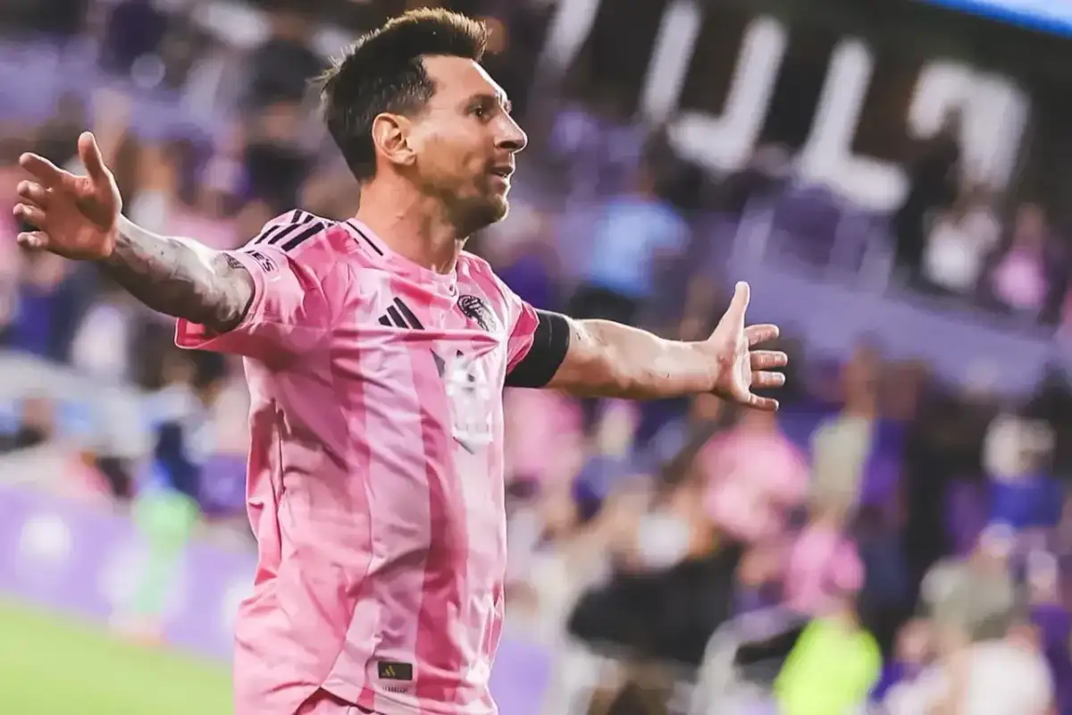 Piłkarz w różowej koszulce świętuje bramkę. To Lionel Messi, który grał w klubach takich jak FC Barcelona, PSG i Inter Miami.