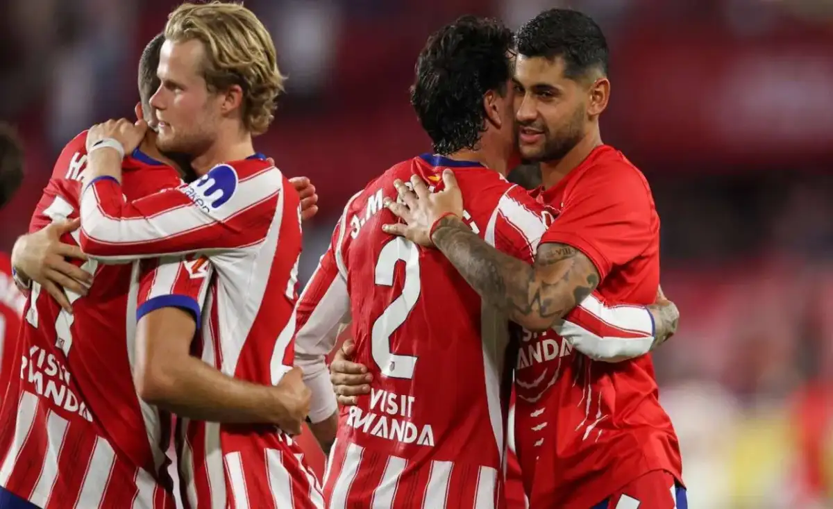 Zawodnicy La Liga w czerwono-białych strojach świętują razem.