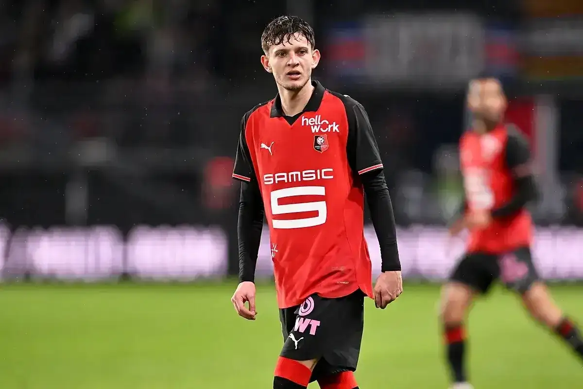 Piłkarz Stade Rennais w czerwonej koszulce z numerem 5, gotowy do gry przeciwko OGC Nice.