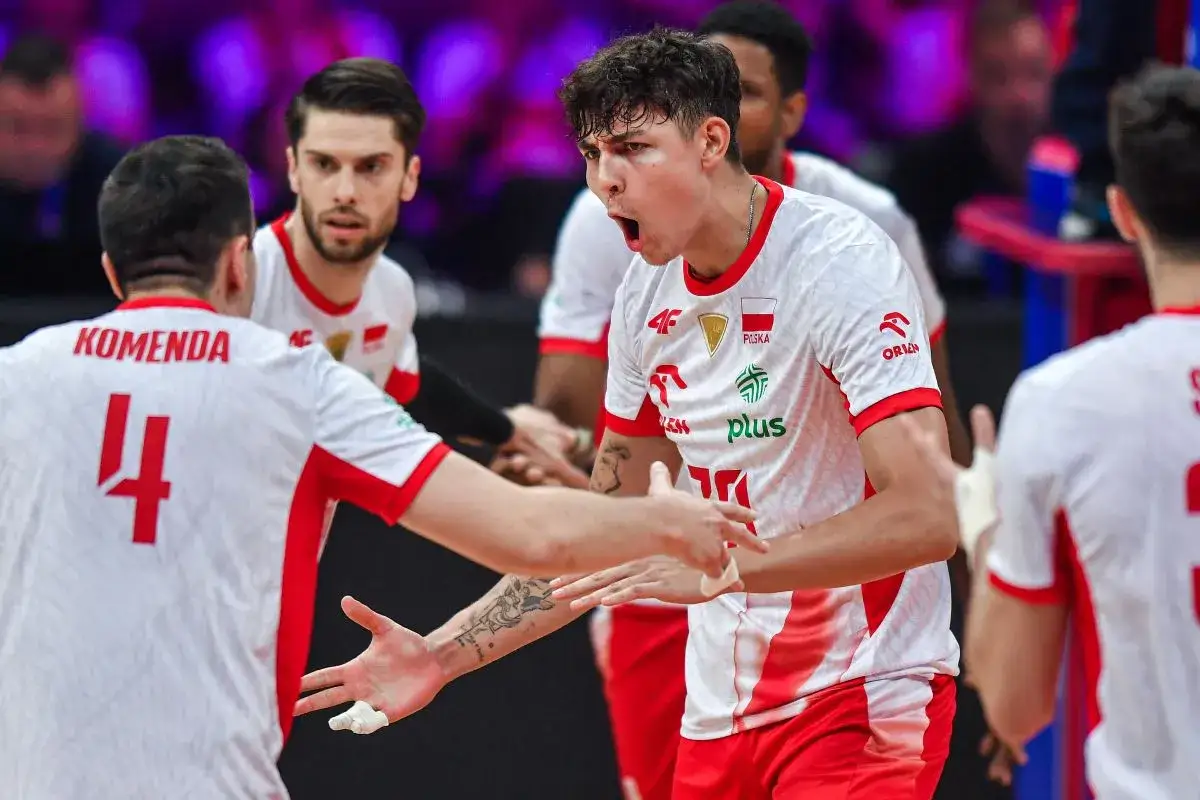 Siatkarze w biało-czerwonych strojach świętują zwycięstwo. Jeden z nich krzyczy z radości, być może po najdłuższym secie w siatkówce.