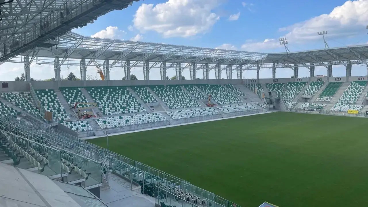 Nowe trybuny stadionu RKS Radomiak Radom z zieloną murawą i białymi siedzeniami czekają na kibiców.