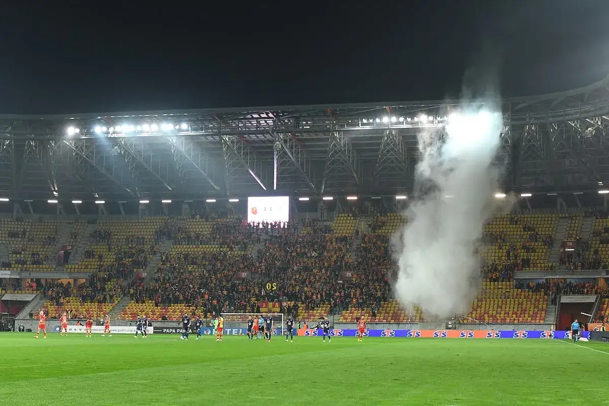 Mecz piłkarski na stadionie, kibice na trybunach, dym z rac. Nawet jeśli to najgorszy klub na świecie, atmosfera jest gorąca!