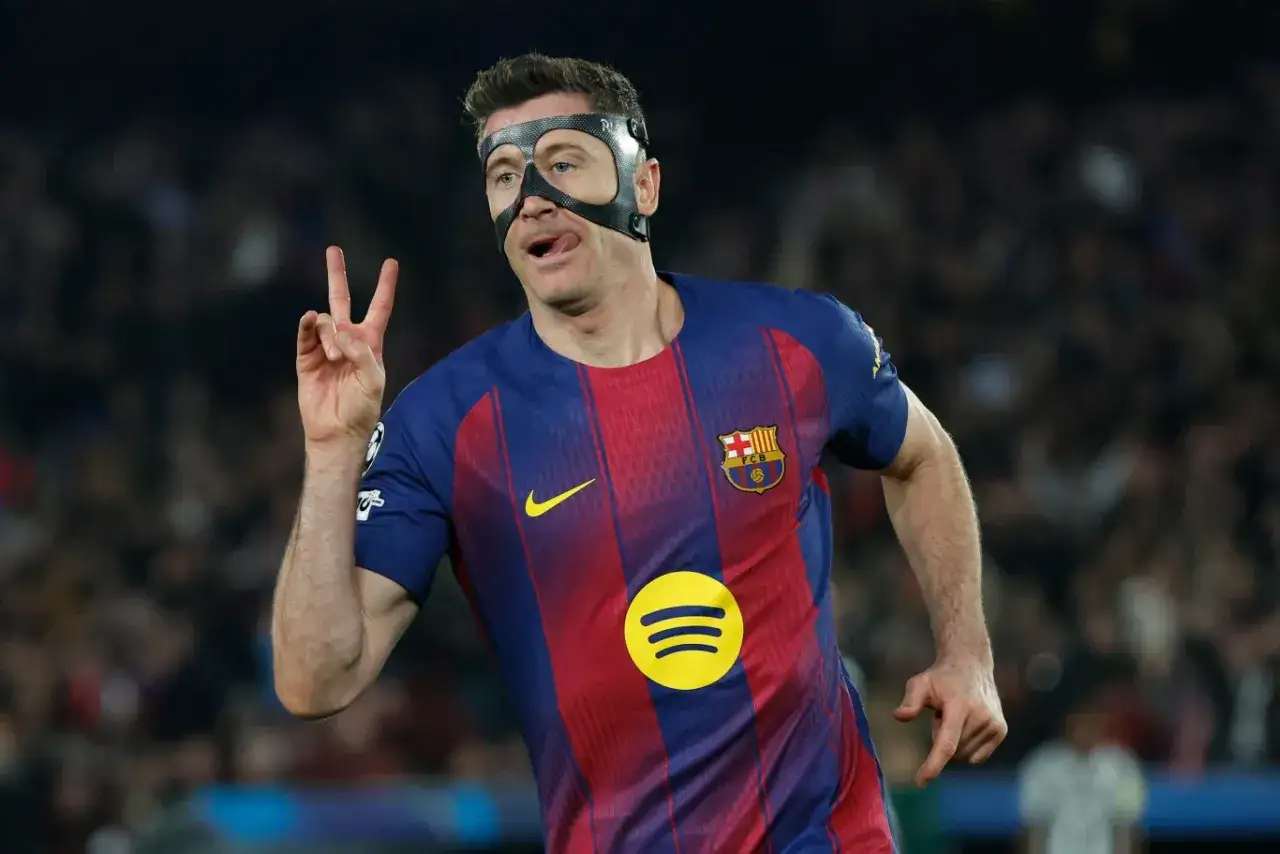 Robert Lewandowski w masce, pokazujący znak pokoju. Dowiadujemy się, dlaczego Lewandowski gra w masce, gdy świętuje bramkę.