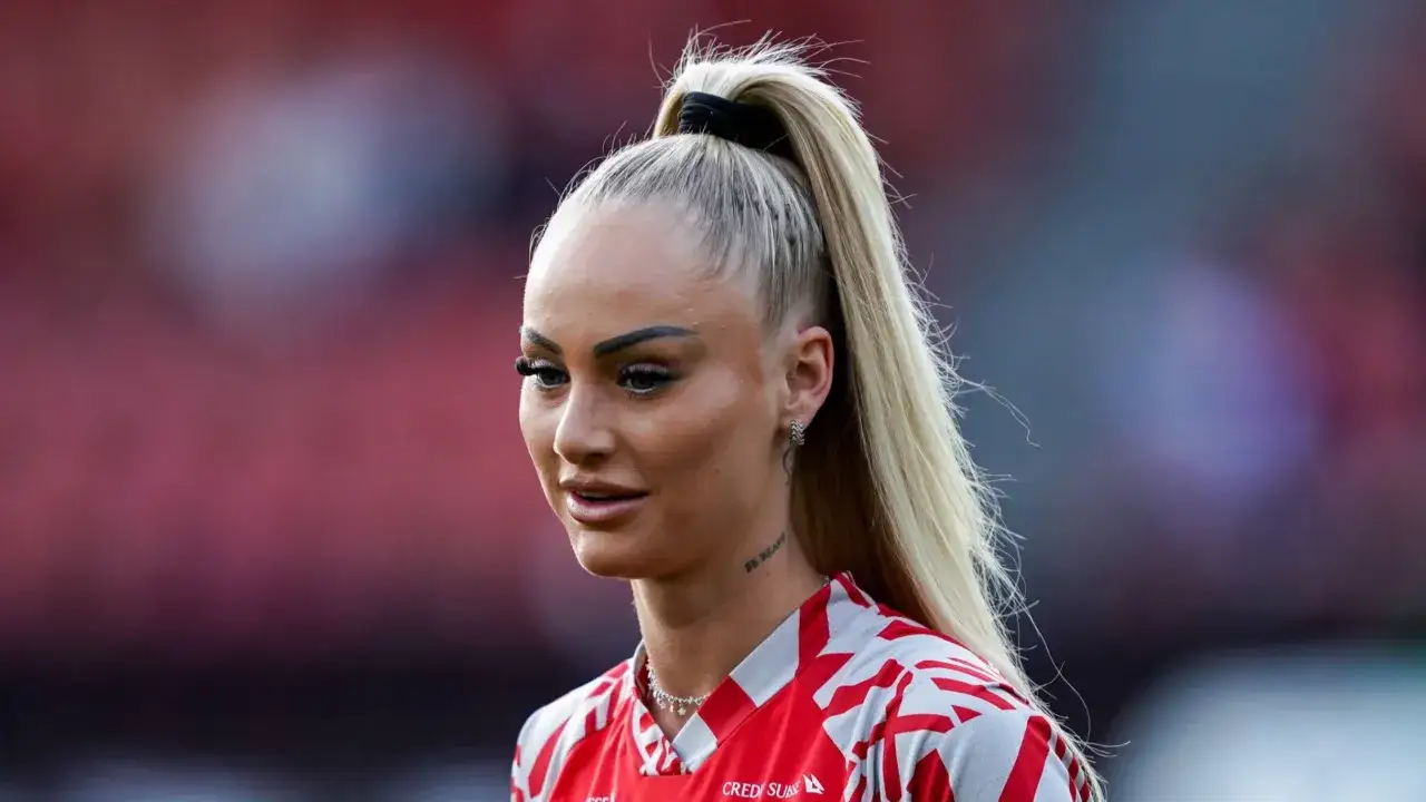 Piłkarka z blond kucykiem i tatuażem