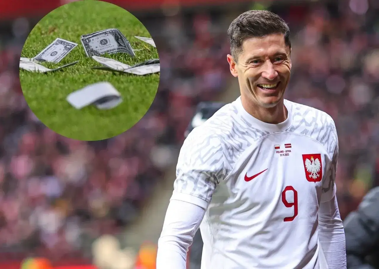Uśmiechnięty Robert Lewandowski w koszulce reprezentacji Polski. W tle pieniądze na trawie, sugerujące ile zarabia piłkarz w reprezentacji.