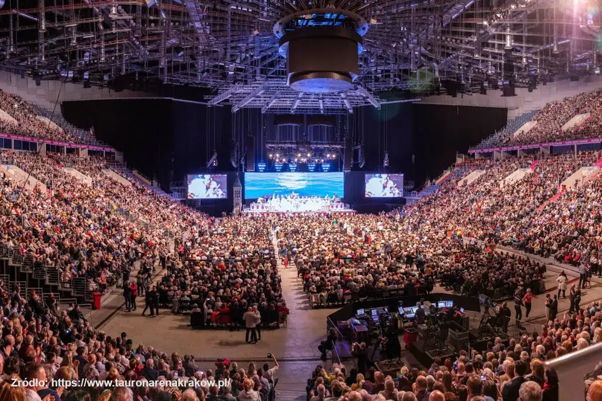 Tauron Arena Kraków wypełniona po brzegi. Ogromna widownia, świadcząca o dużej pojemności obiektu, zgromadzona na koncercie.