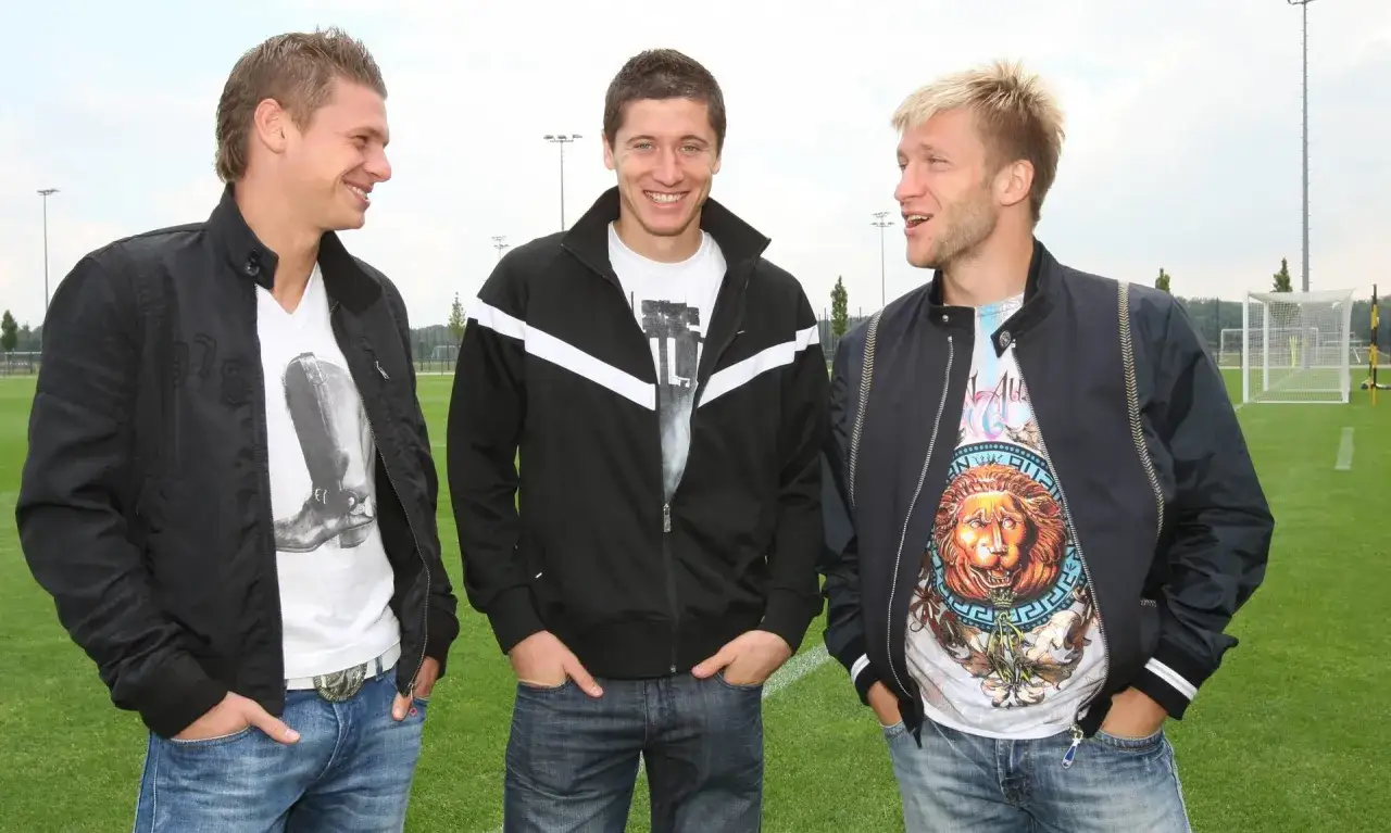 Trzech Polaków w Bundeslidze: Lewandowski, Błaszczykowski i Piszczek pozują na boisku.