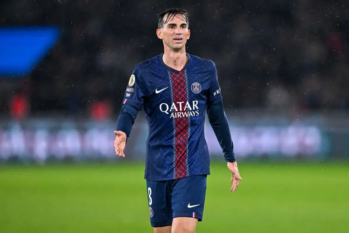 Piłkarz PSG w granatowej koszulce z czerwonymi pasami, z logo Qatar Airways. W tle widać trybuny. To dla niego ważny mecz, jakby grał w klubie kokosa.
