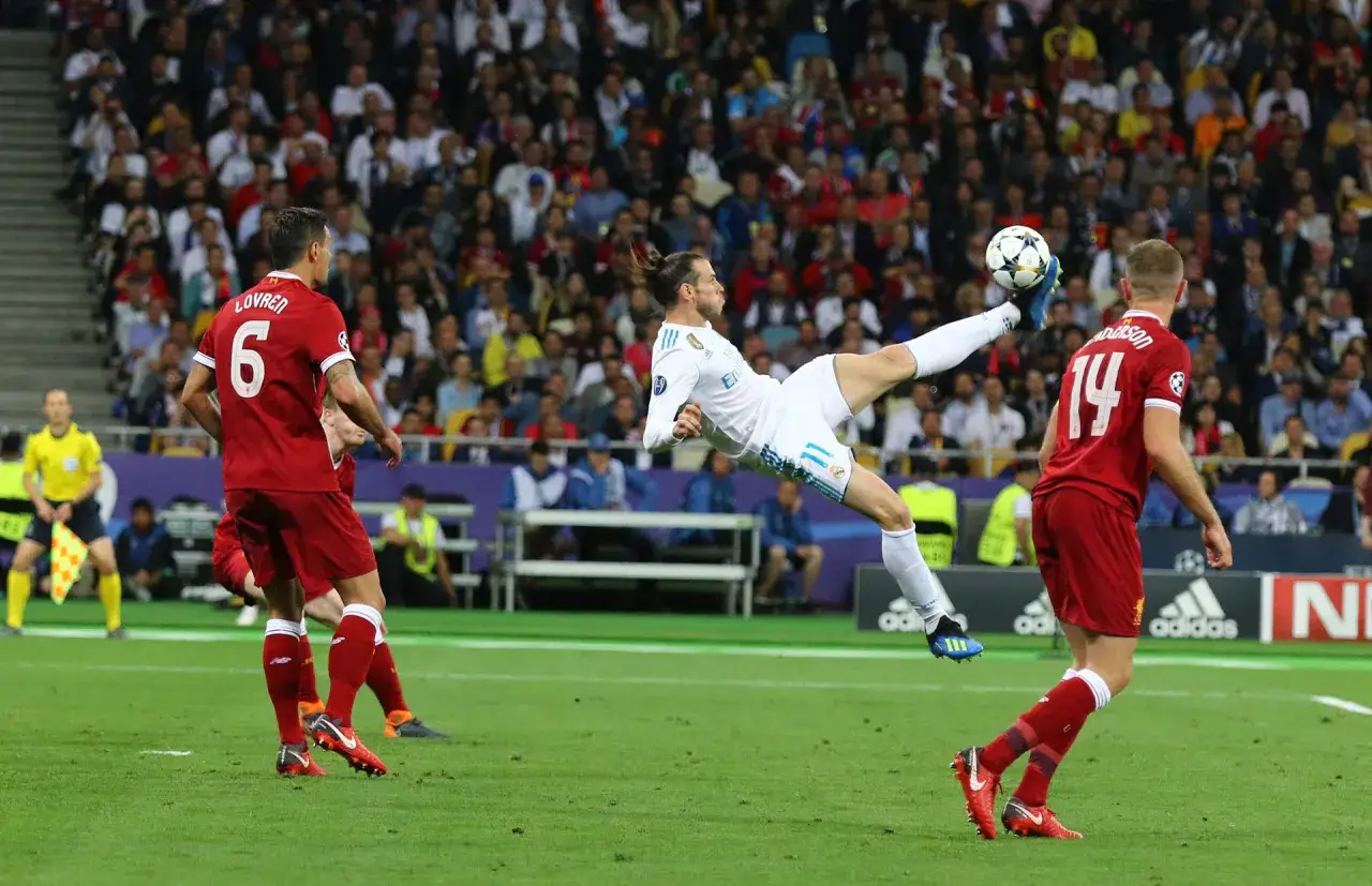 Gareth Bale wykonuje spektakularny strzał nożycami, który zapisał się w historii, kiedy finał Ligi Mistrzów 2022.