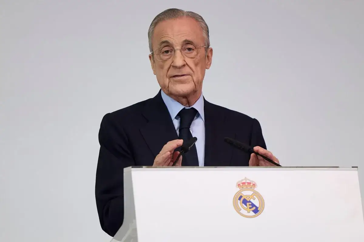 Florentino Pérez, prezes Realu Madryt, przemawia przy mównicy z herbem klubu.
