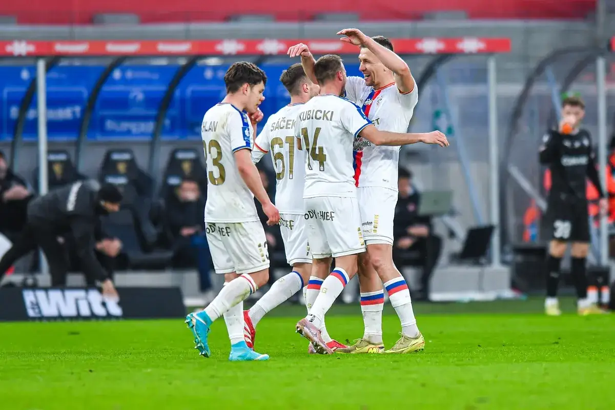 Piłkarze Jagiellonii Białystok świętują bramkę przeciwko Górnikowi Zabrze.