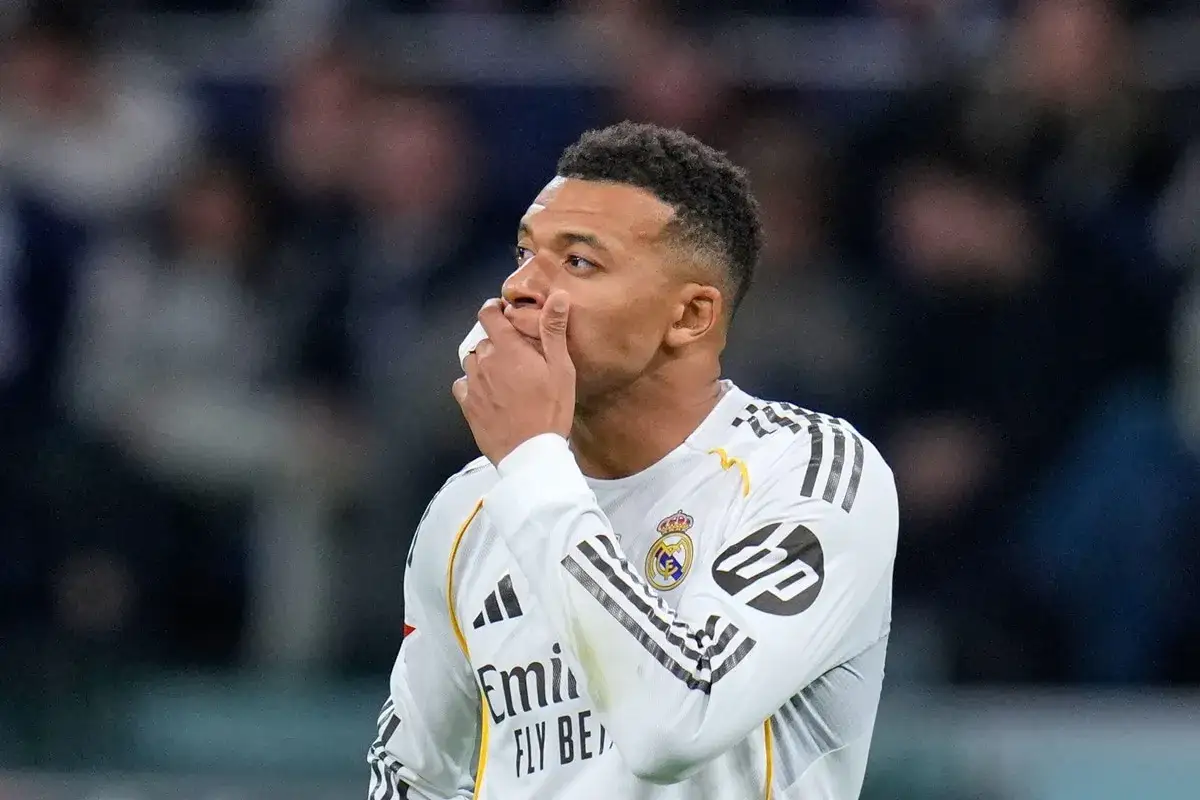 Piłkarz w białej koszulce z logo Realu Madryt, zastanawia się, ile Mbappe zarabia na minutę.