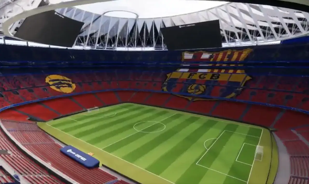 Wizualizacja nowego Camp Nou z trybunami w barwach FC Barcelona i zieloną murawą.