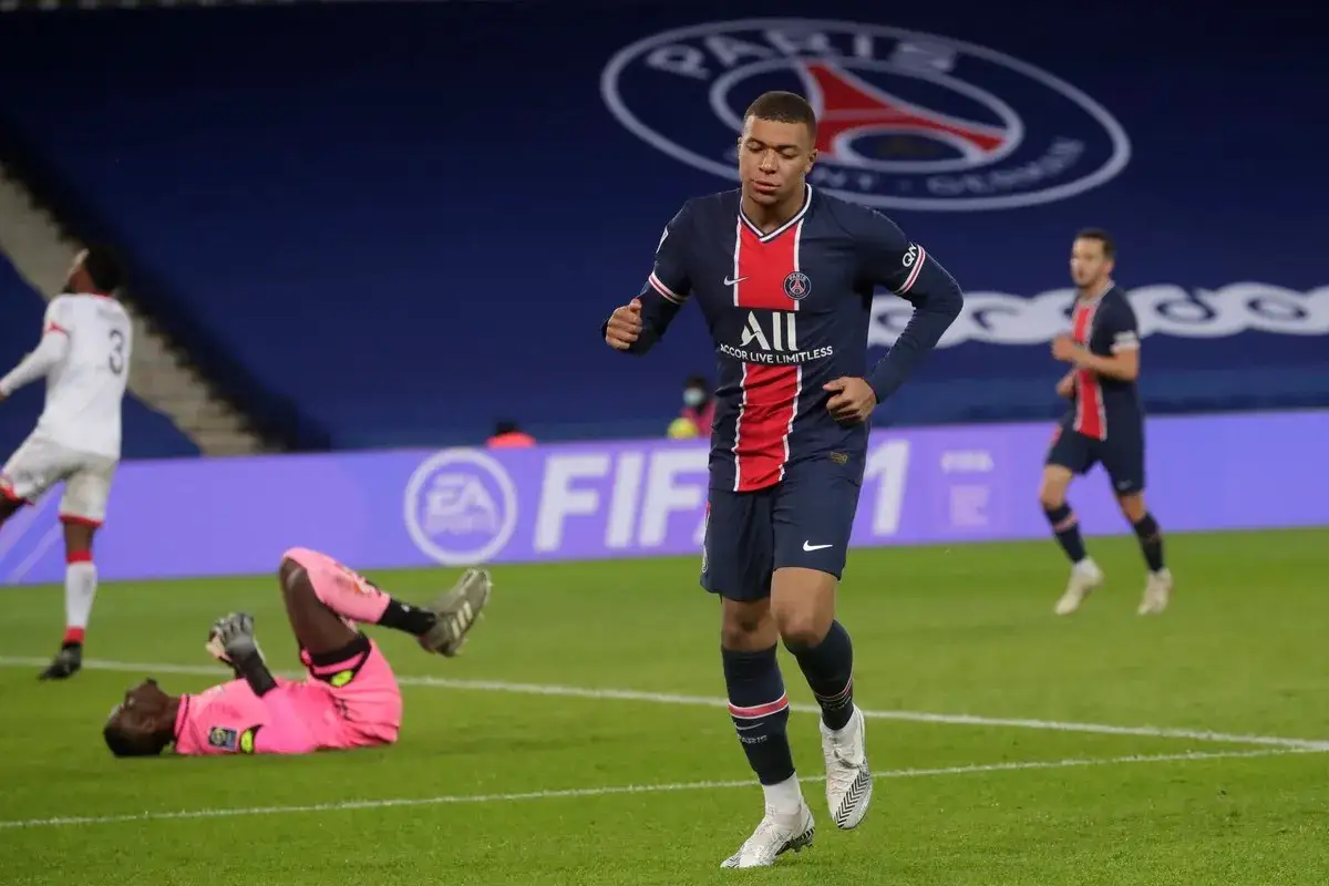 Kylian Mbappé biegnie po boisku, a bramkarz leży na ziemi. Czy to dowód, kto jest najszybszym piłkarzem na świecie?