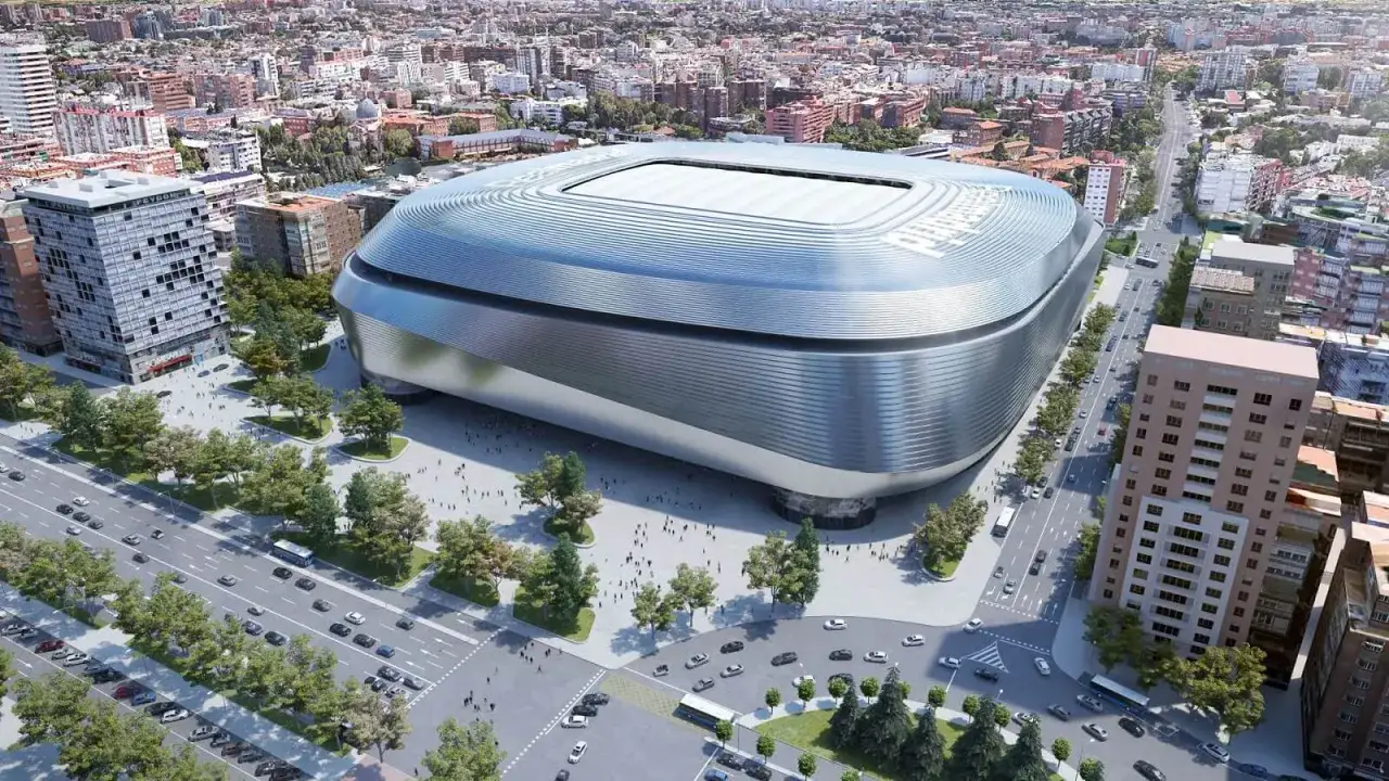Nowoczesny stadion Santiago Bernabéu, dom realu Madryt, lśni w słońcu. Otoczony ulicami z ruchem samochodowym i zielenią, prezentuje się imponująco.
