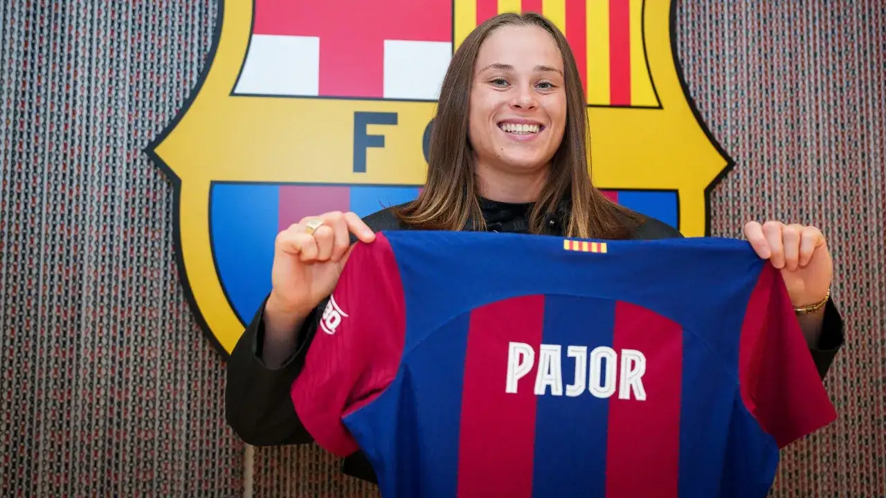 Ewa Pajor z dumą prezentuje koszulkę FC Barcelona. Jej zarobki w klubie to temat zainteresowania fanów.