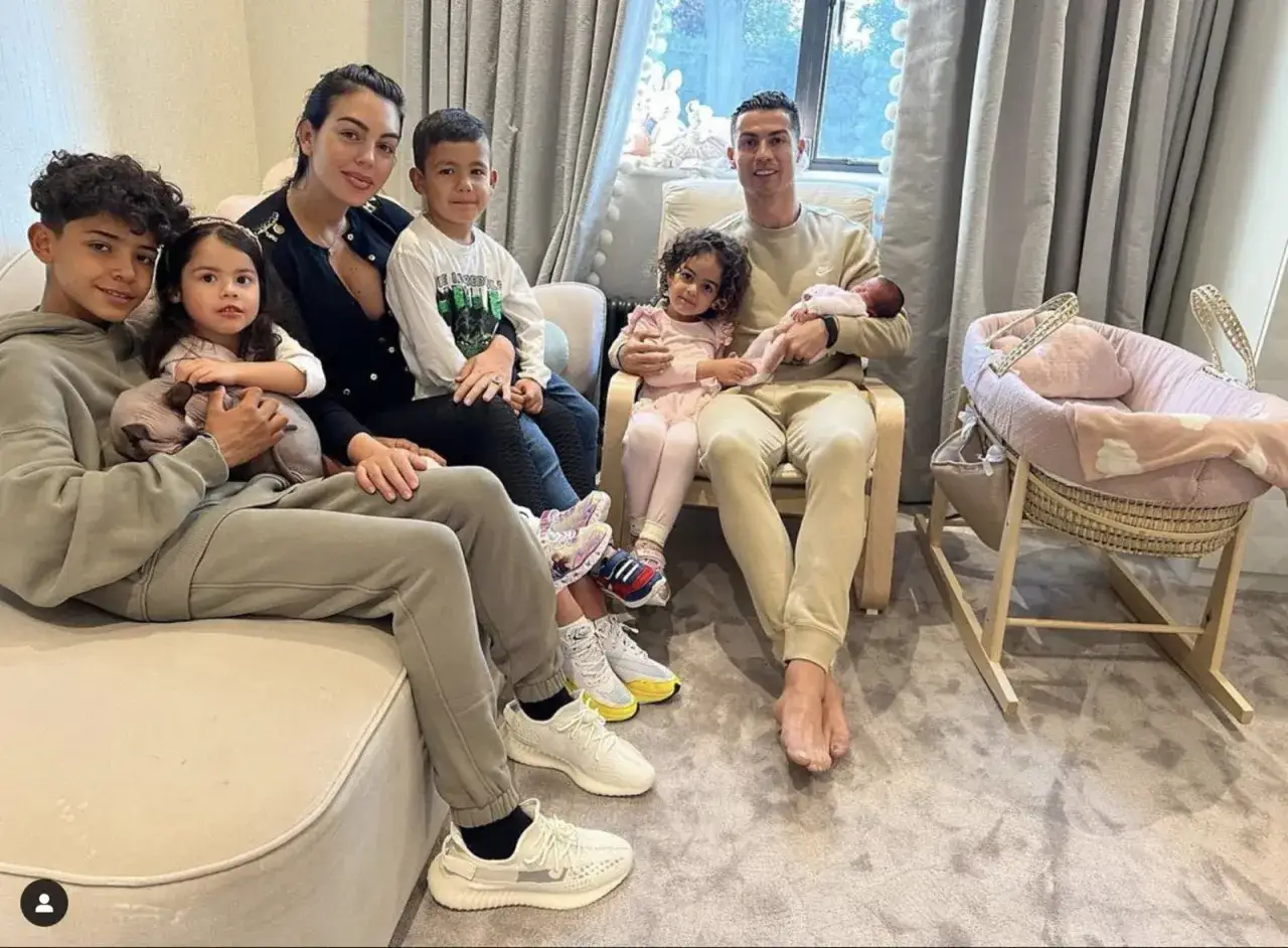 Cristiano Ronaldo z rodziną: Georgina Rodriguez, ich dzieci i noworodek w koszu.