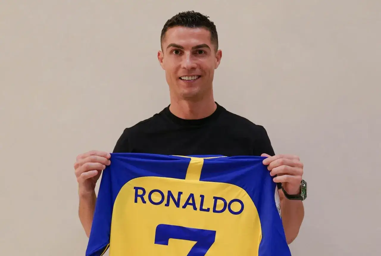 Cristiano Ronaldo prezentuje koszulkę swojego nowego klubu. W jakim klubie gra Ronaldo? W Al-Nassr!