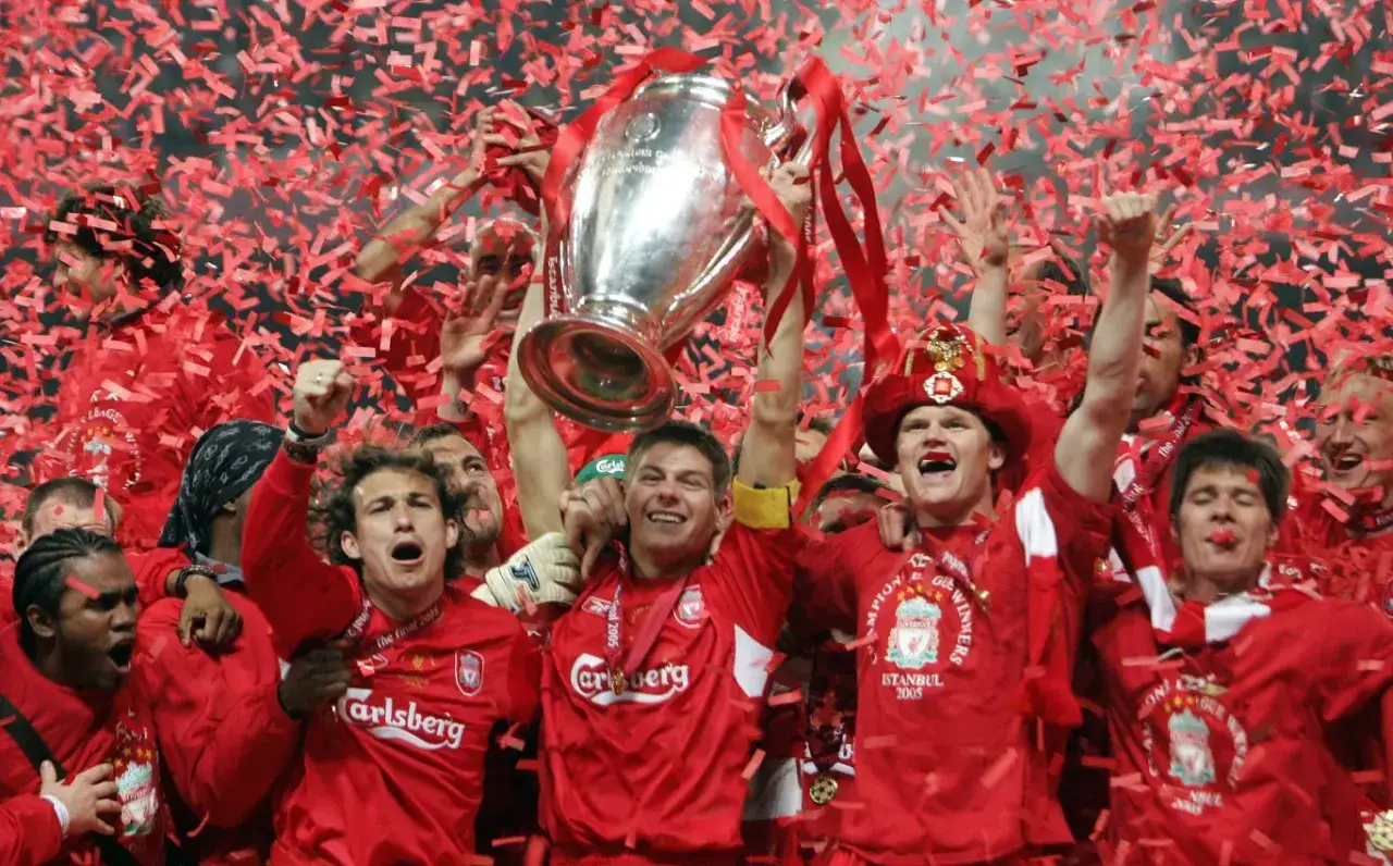 Piłkarze Liverpoolu świętują zdobycie Pucharu Ligi Mistrzów w 2005 roku. To był ich piąty triumf, a ile razy Liverpool wygrał Ligę Mistrzów? Odpowiedź brzmi: pięć razy!