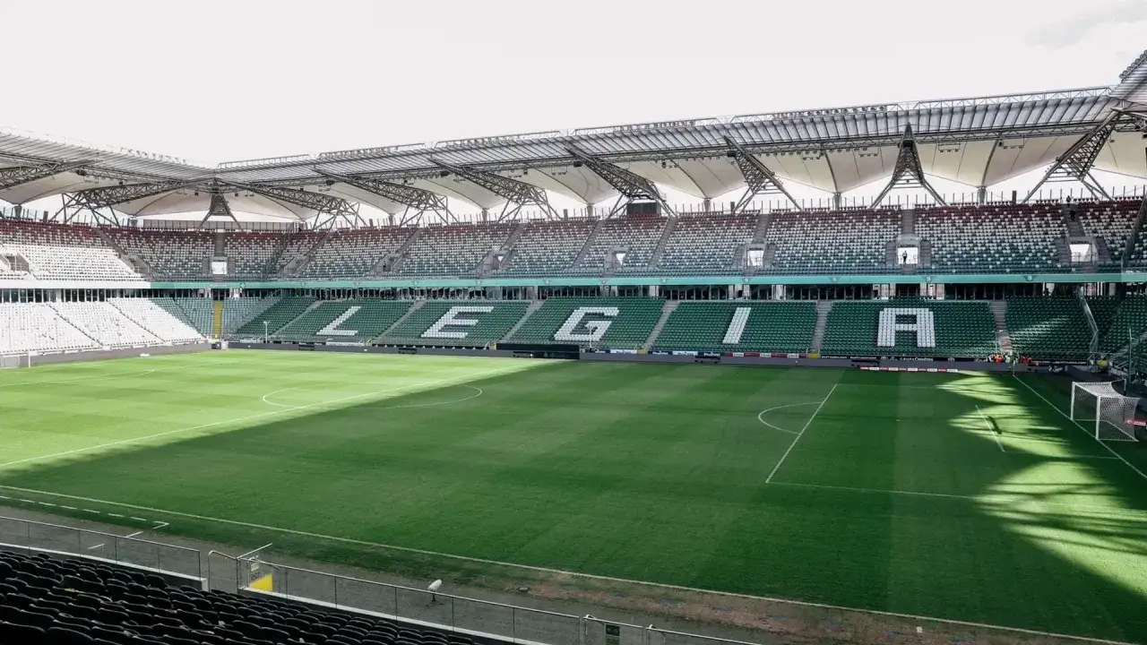 Puste trybuny stadionu Legii Warszawa, gdzie litery 