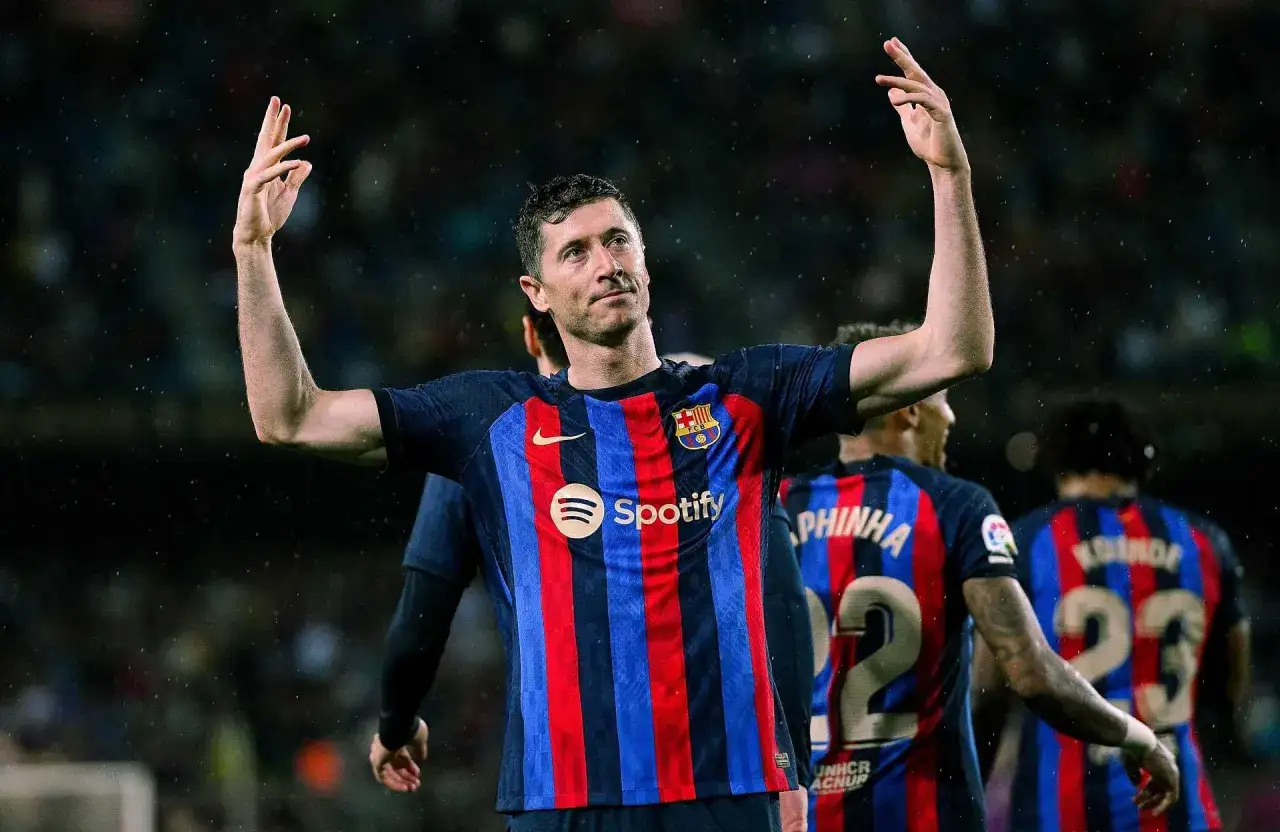 Robert Lewandowski, lider klasyfikacji strzelców La Liga, świętuje bramkę.