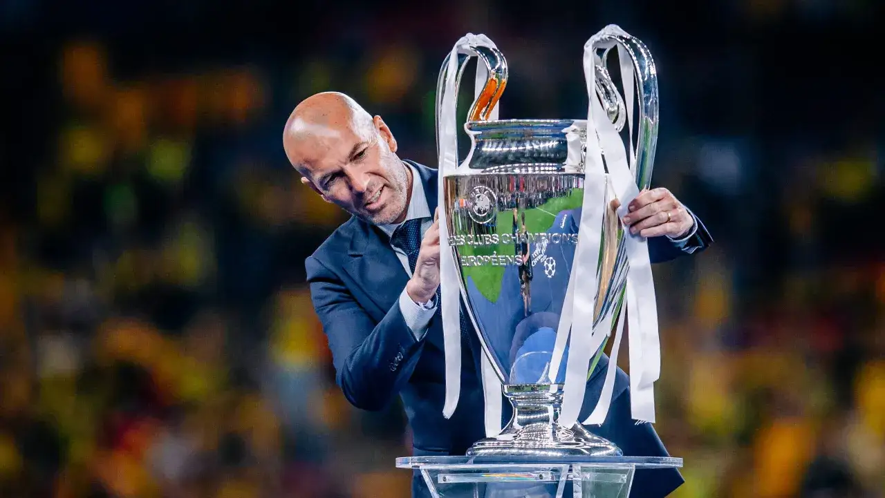 Zinedine Zidane z pucharem Ligi Mistrzów. To on wie, kto wygrał ligę mistrzów, bo sam zdobywał ją wielokrotnie.