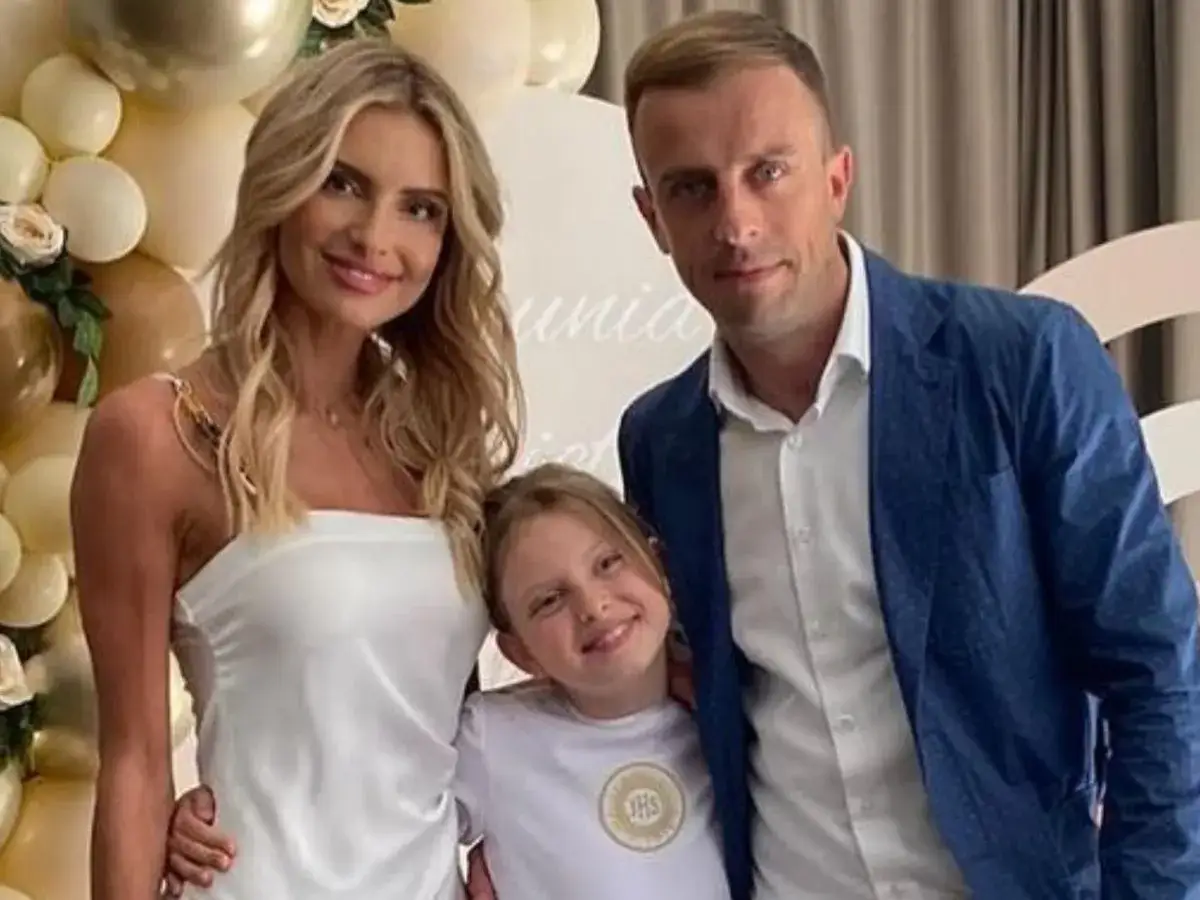 Uśmiechnięta rodzina: Kamil Grosicki z żoną i córką podczas uroczystości.