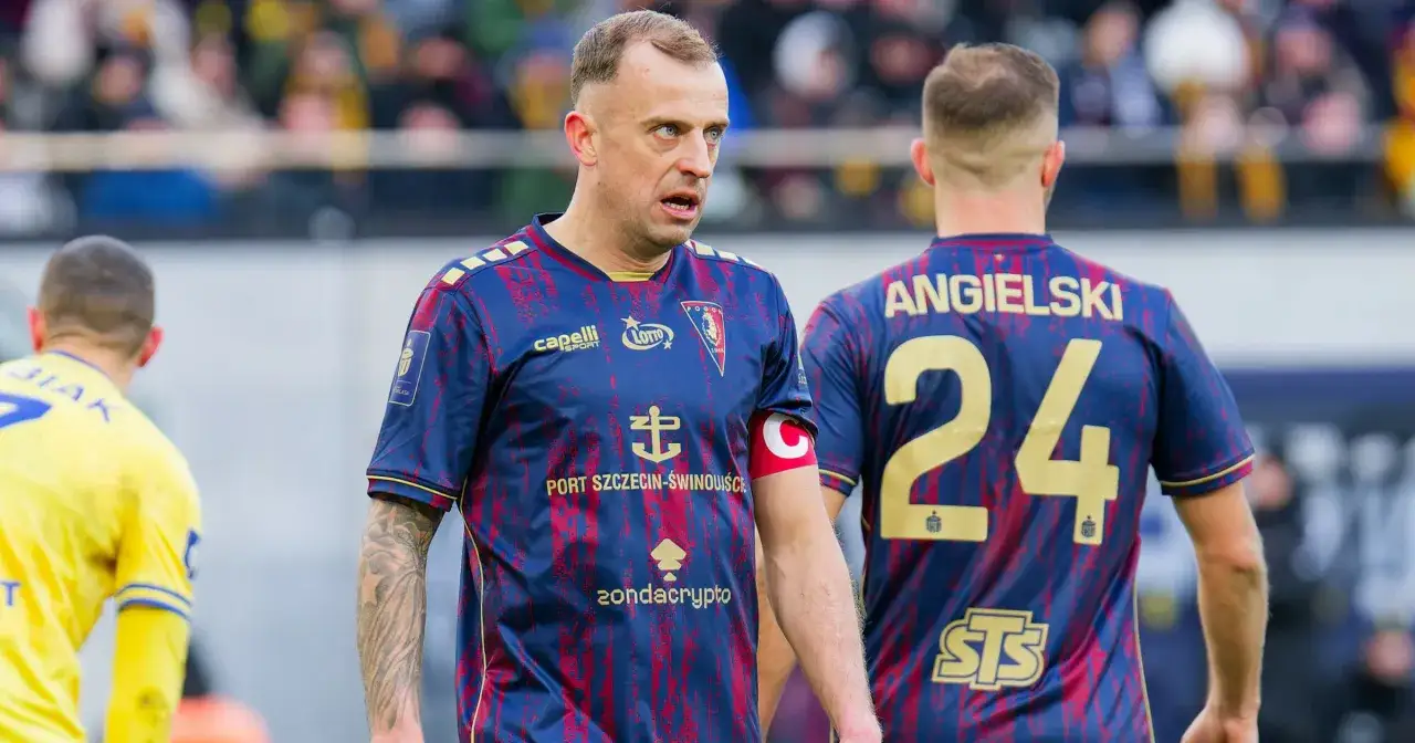 Piłkarze Pogoni Szczecin w akcji. W tle kibice. Przebieg: Pogoń Szczecin – Korona Kielce.