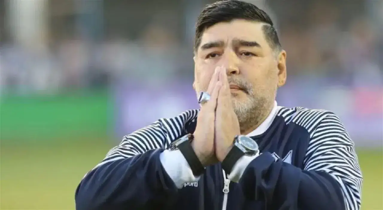 Diego Maradona na co zmarł? Legenda futbolu z dłońmi złożonymi do modlitwy.