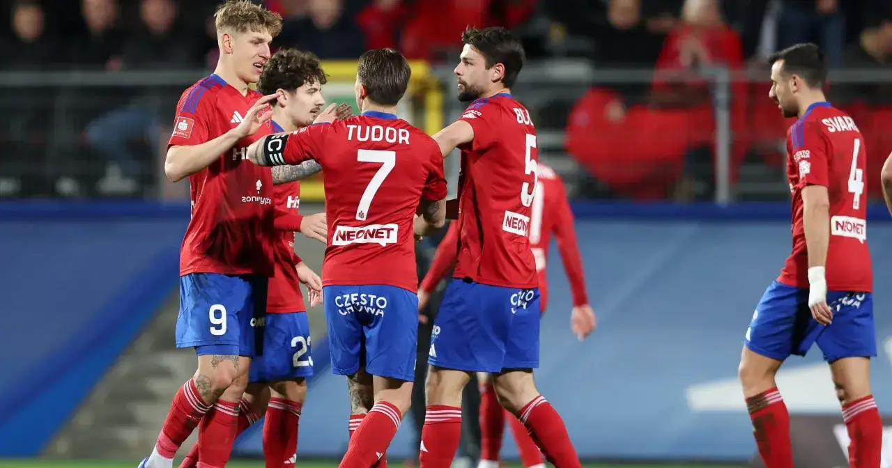 Piłkarze Rakowa Częstochowa świętują bramkę w meczu przeciwko Górnikowi Zabrze.