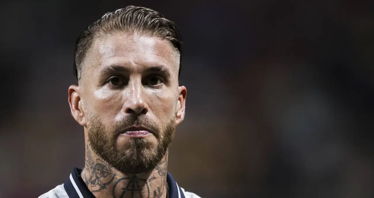 Sergio Ramos, z tatuażami na szyi, w skupieniu na boisku.