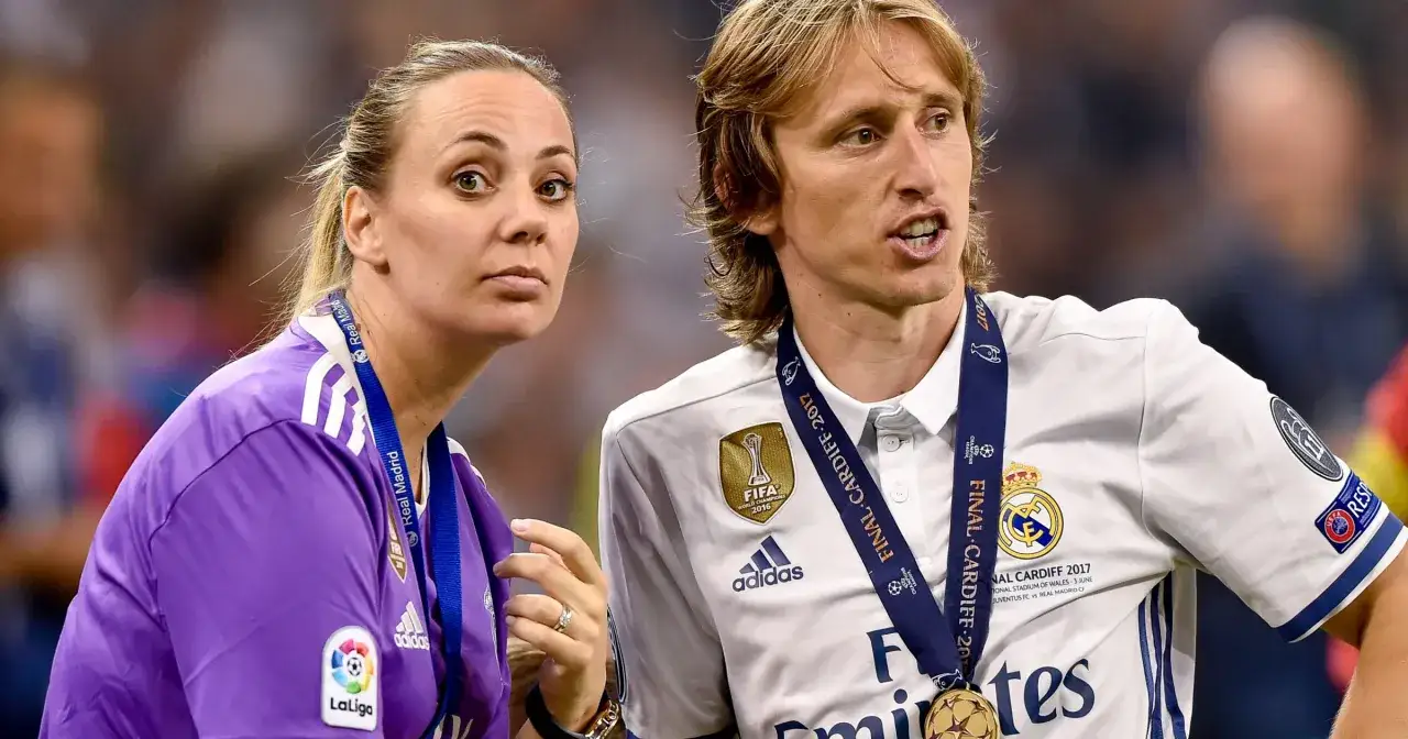 Luka Modrić z żoną, świętujący zwycięstwo. Marzy o tym, by jego luka modric dzieci też kiedyś nosiły takie medale.