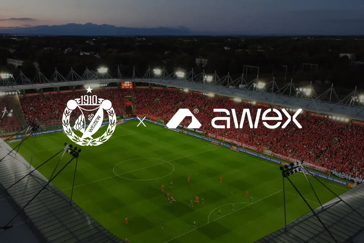 Stadion pełen kibiców, herb RTS Widzew Łódź i logo Awex. To obraz jednego z polskich klubów piłkarskich.