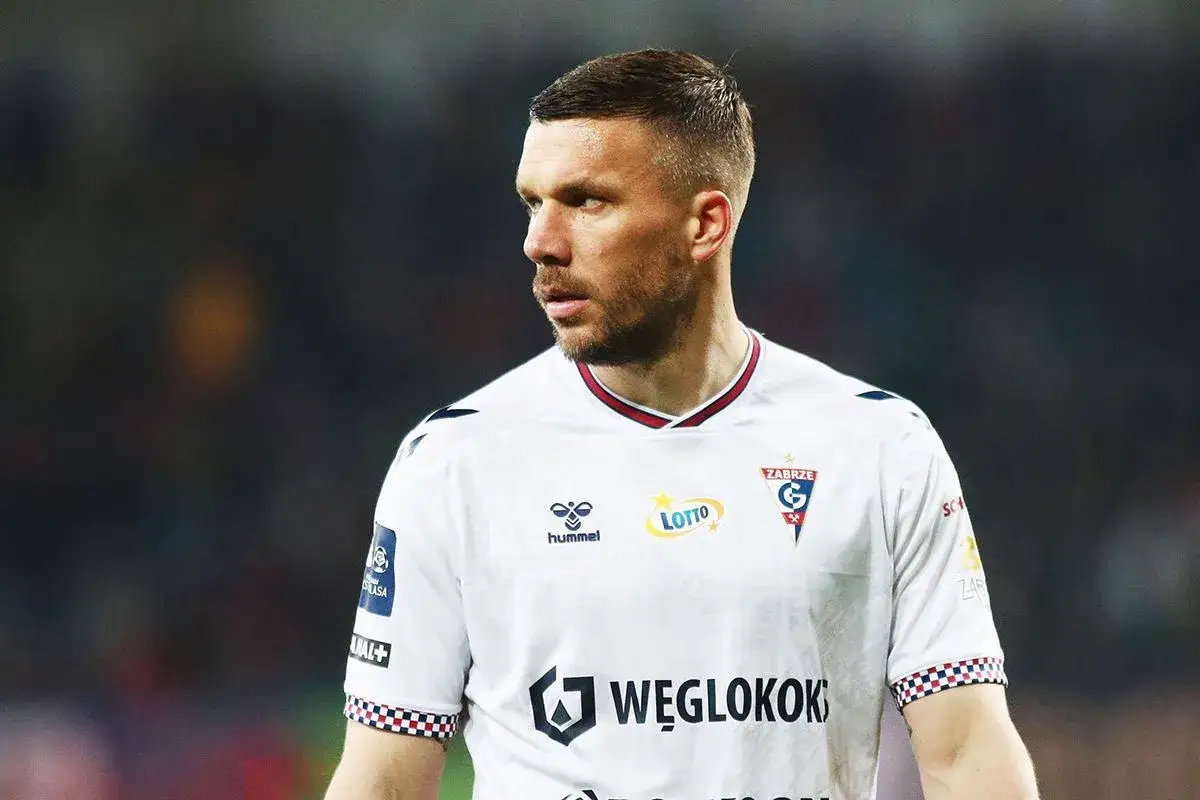 Piłkarz Górnika Zabrze, Lukas Podolski, w białej koszulce. Jego statystyki w lidze są imponujące.
