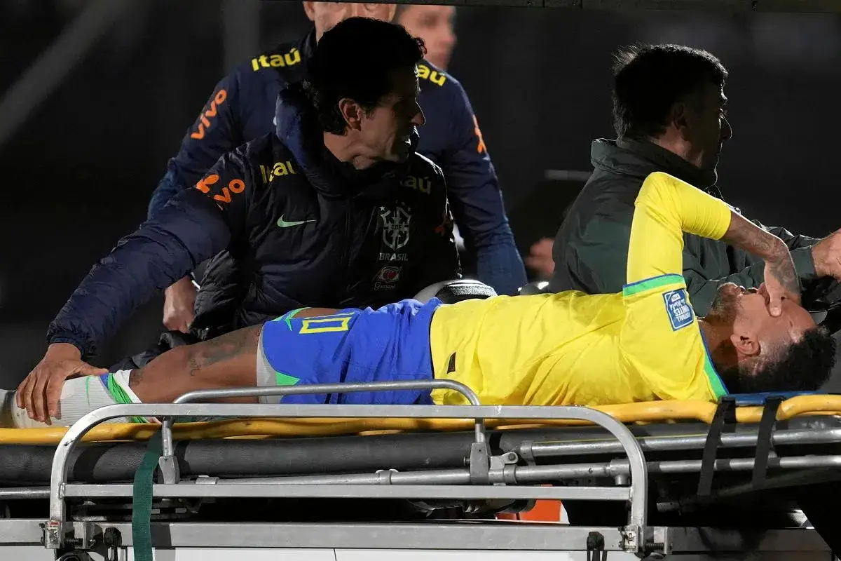 Neymar leży na noszach, z bólem na twarzy, po tym jak doznał kontuzji.