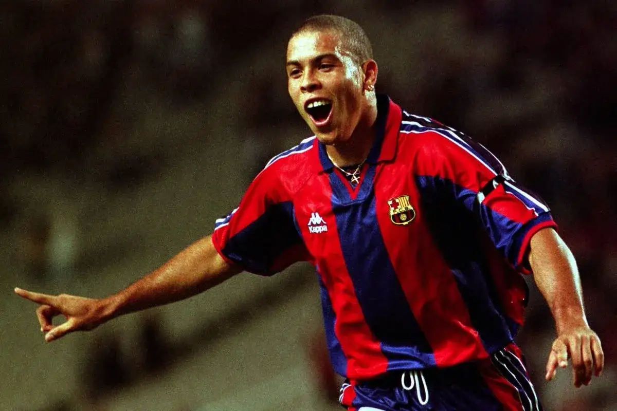 Ronaldo, jedna z największych legend Barcelony, w kultowej koszulce z lat 90. świętuje bramkę.
