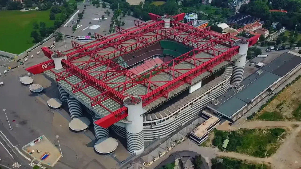 Widok z lotu ptaka na stadion San Siro, z czerwoną kratownicą dachu. Czy to zapowiedź wyburzenia?